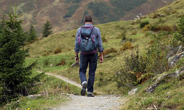 Um homem caminhando procurando um lugar para Aprendizagem Ativa: Estratégias