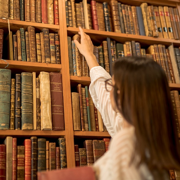 Uma pessoa em uma biblioteca do curso de Licenciatura em história