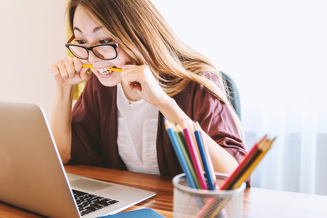 uma mulher ansiosa estudando Licenciatura em pedagogia